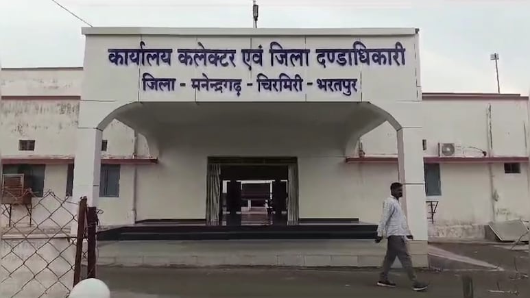 एक ही उत्तर पुस्तिका में पाई गई अलग - अलग हैंडराइटिंग, 36 छात्रों पर दो साल का बैन एक ही उत्तर पुस्तिका में पाई गई अलग - अलग हैंडराइटिंग, 36 छात्रों पर दो साल का बैन