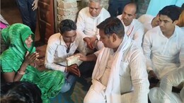 झालावाड़ स्कूल हादसे के परिवारों को डोटासरा ने दी आर्थिक सहायता, कहा- बिल्डिंग तोड़ने में इतनी जल्दबाजी समझ के परे
