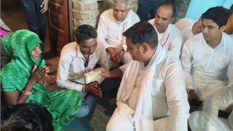 झालावाड़ स्कूल हादसे के परिवारों को डोटासरा ने दी आर्थिक सहायता, कहा- बिल्डिंग तोड़ने में इतनी जल्दबाजी समझ के परे