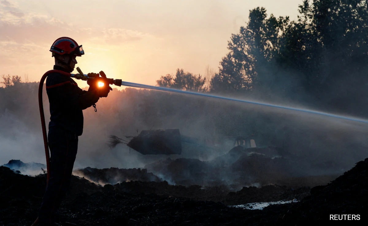 пожарникарите са съдържали масивен пожар в Южна Франция но местните