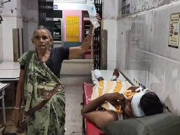 अव्यवस्था की हद! सतना जिला अस्पताल में नहीं था ड्रिप स्टैंड, पोते के लिए हाथ में ग्लूकोज की बोतल लेकर खड़ी रही बुजुर्ग महिला अव्यवस्था की हद! सतना जिला अस्पताल में नहीं था ड्रिप स्टैंड, पोते के लिए हाथ में ग्लूकोज की बोतल लेकर खड़ी रही बुजुर्ग महिला