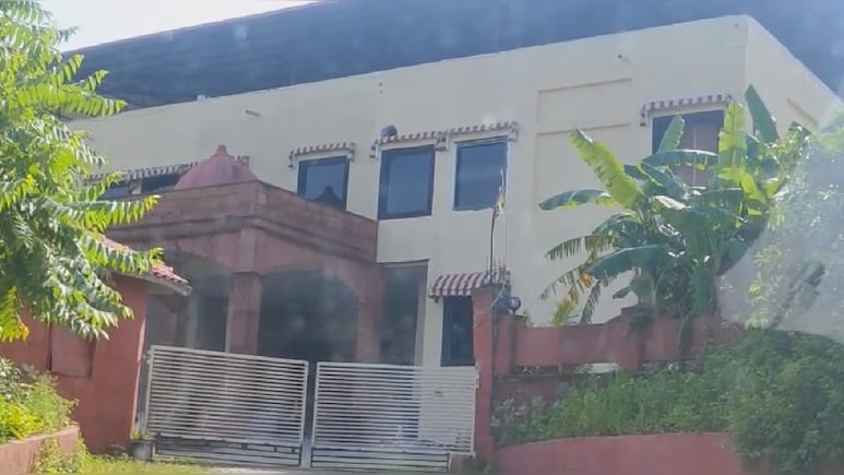 ओरछा पुलिस की बड़ी कार्रवाई, होटल में विदेशी महिलाओं का फार्म न भरने पर FIR, नाम बदलकर रुकने वाला भी पकड़ाया ओरछा पुलिस की बड़ी कार्रवाई, होटल में विदेशी महिलाओं का फार्म न भरने पर FIR, नाम बदलकर रुकने वाला भी पकड़ाया