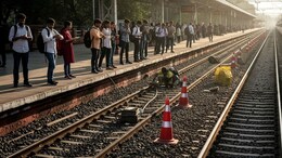 Lonavala  Pune Local Train: दुपारच्या वेळेत पुणे-लोणावळा लोकल चालवणे अशक्य! फेऱ्या यापुढेही बंदच राहणार
