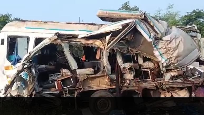शिवपुरी NH 27 पर ट्रक और मिनी बस के बीच टक्कर, 4 लोगों की मौत, 20 घायल, काशी से गुजरात लौट रहे थे कालाकार