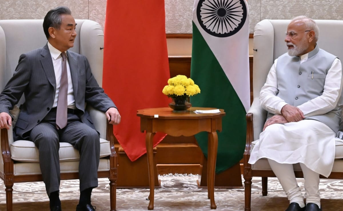 चीन यात्रा से पहले प्रधानमंत्री नरेंद्र मोदी ने पिछले हफ्ते दिल्ली में चीनी विदेश मंत्री वांग यी से मुलाकात की थी. चीन यात्रा से पहले प्रधानमंत्री नरेंद्र मोदी ने पिछले हफ्ते दिल्ली में चीनी विदेश मंत्री वांग यी से मुलाकात की थी.