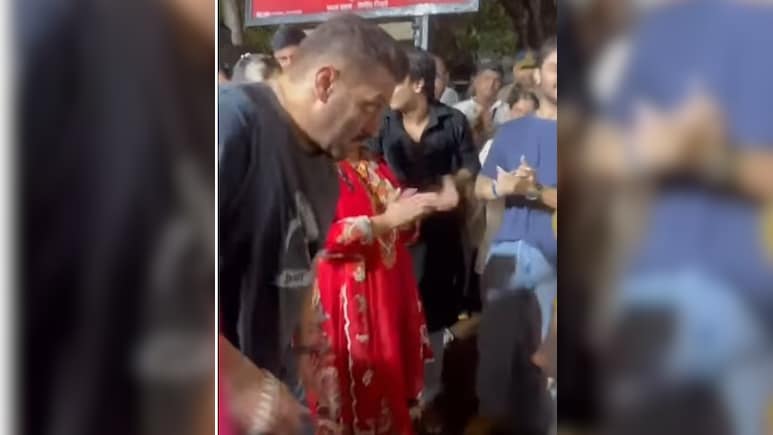 गणपति विसर्जन में ढोल नगाड़ों की ताल पर नाचे सलमान खान, बहन अर्पिता समेत शामिल हुआ खान परिवार गणपति विसर्जन में ढोल नगाड़ों की ताल पर नाचे सलमान खान, बहन अर्पिता समेत शामिल हुआ खान परिवार