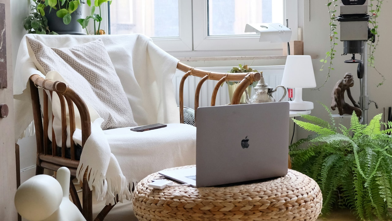 Top 5 Ottomans That Add Style And Comfort To Living Rooms.