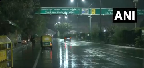 Delhi-NCR Rain LIVE: दिल्ली-NCR में आधी रात से हो रही झमाझम बारिश, कई इलाकों में सड़कें बनीं तालाब