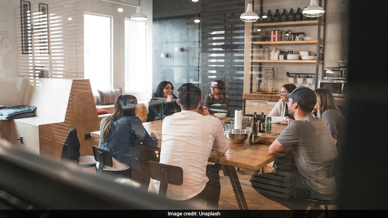 Reddit User Says Boss Asks Employees To Log Off At 7 PM, Sparks Work-Life Balance Debate Reddit User Says Boss Asks Employees To Log Off At 7 PM, Sparks Work-Life Balance Debate