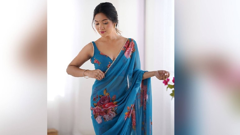 खूबसूरती, स्टाइल और बचत, सब कुछ एक साथ, कम प्राइस में खरीदें Trendy Floral Saree, लुक देख फ़िदा हो जाएंगे लोग