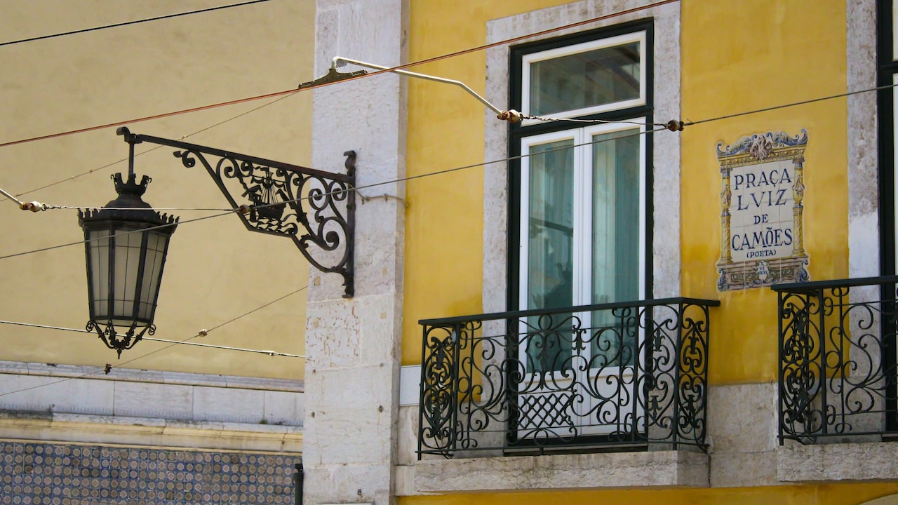 Heres how you can choose the right hanging lamp for your balcony