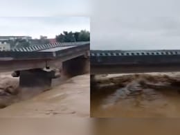 VIDEO: ये पुल तो टूटने वाला है... सैलाब से झुक गया ब्रिज, थम गईं यात्रियों की सांसें VIDEO: ये पुल तो टूटने वाला है... सैलाब से झुक गया ब्रिज, थम गईं यात्रियों की सांसें