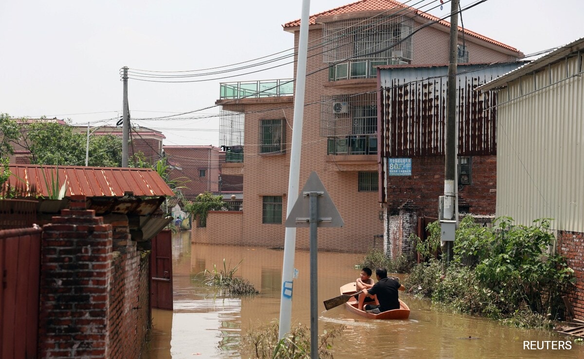 седемнадесет души са мъртви и 33 липсват след светкавични наводнения