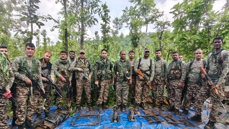 Naxal: गरियाबंद में नक्सलियों के जंगल बैंक पर CRPF का छापा! भारी मात्रा में नक्सली सामग्री बरामद