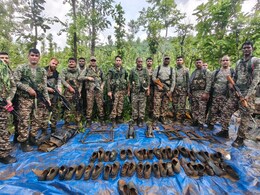 Naxal: गरियाबंद में नक्सलियों के जंगल बैंक पर CRPF का छापा! भारी मात्रा में नक्सली सामग्री बरामद Naxal: गरियाबंद में नक्सलियों के जंगल बैंक पर CRPF का छापा! भारी मात्रा में नक्सली सामग्री बरामद
