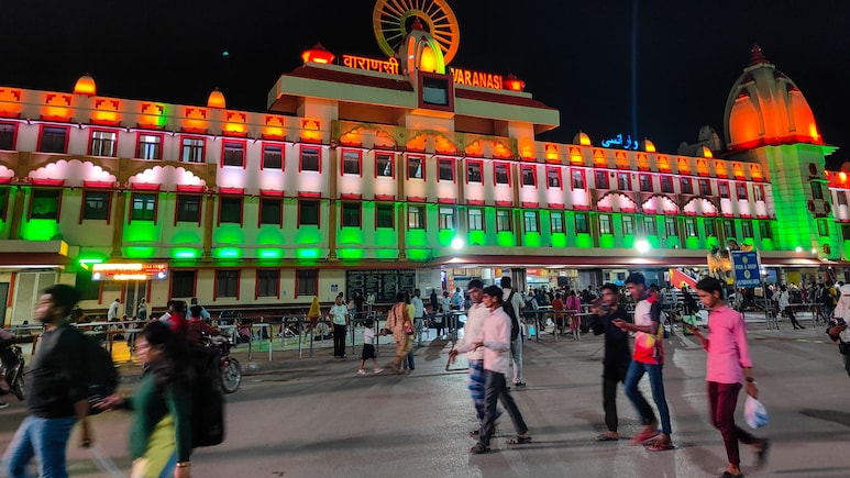 जश्न-ए-आजादी: दिल्ली से मुंबई तक... तिरंगे की रोशनी में नहाया देश, सजाई गईं ऐतिहासिक इमारतें; देखें तस्वीरें