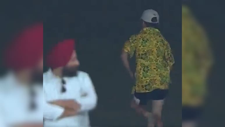 डेवाल्ड ब्रेविस ने जिस गेंद पर लगाया छक्का, वो गेंद लेकर भागने लगा फैन, VIDEO देख लोटपोट हो जाएंगे आप