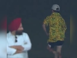 डेवाल्ड ब्रेविस ने जिस गेंद पर लगाया छक्का, वो गेंद लेकर भागने लगा फैन, VIDEO देख लोटपोट हो जाएंगे आप डेवाल्ड ब्रेविस ने जिस गेंद पर लगाया छक्का, वो गेंद लेकर भागने लगा फैन, VIDEO देख लोटपोट हो जाएंगे आप