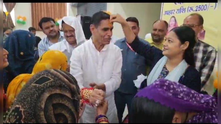 विधायक श्रीकांत चतुर्वेदी की सेवा मित्रों को सौगात, 2500 रुपये का उपहार पाकर खिल उठे बहनों के चेहरे विधायक श्रीकांत चतुर्वेदी की सेवा मित्रों को सौगात, 2500 रुपये का उपहार पाकर खिल उठे बहनों के चेहरे