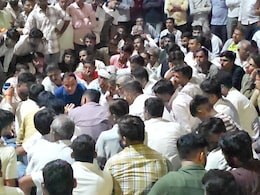 Rajasthan: सिर्फ हाथ में फ्रैक्चर था, फिर भी गई जान! न्याय के लिए रात से धरने पर बैठे सांसद बेनीवाल, सैकड़ों लोग जमा Rajasthan: सिर्फ हाथ में फ्रैक्चर था, फिर भी गई जान! न्याय के लिए रात से धरने पर बैठे सांसद बेनीवाल, सैकड़ों लोग जमा