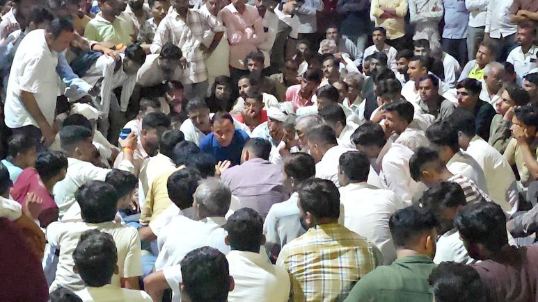 Rajasthan: सिर्फ हाथ में फ्रैक्चर था, फिर भी गई जान! न्याय के लिए रात से धरने पर बैठे सांसद बेनीवाल, सैकड़ों लोग जमा Rajasthan: सिर्फ हाथ में फ्रैक्चर था, फिर भी गई जान! न्याय के लिए रात से धरने पर बैठे सांसद बेनीवाल, सैकड़ों लोग जमा