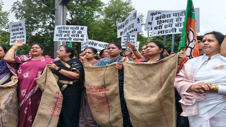 Protest: लाडली बहनों को... कांग्रेस नेता के विवादित बोल; BJP ने बताया अपमान, महिलाओं ने खोला मोर्चा Protest: लाडली बहनों को... कांग्रेस नेता के विवादित बोल; BJP ने बताया अपमान, महिलाओं ने खोला मोर्चा