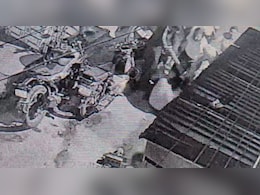 पार्किंग विवाद में टूट पड़े पड़ोसी... हुमा कुरैशी के कजन मर्डर का CCTV सामने आया पार्किंग विवाद में टूट पड़े पड़ोसी... हुमा कुरैशी के कजन मर्डर का CCTV सामने आया