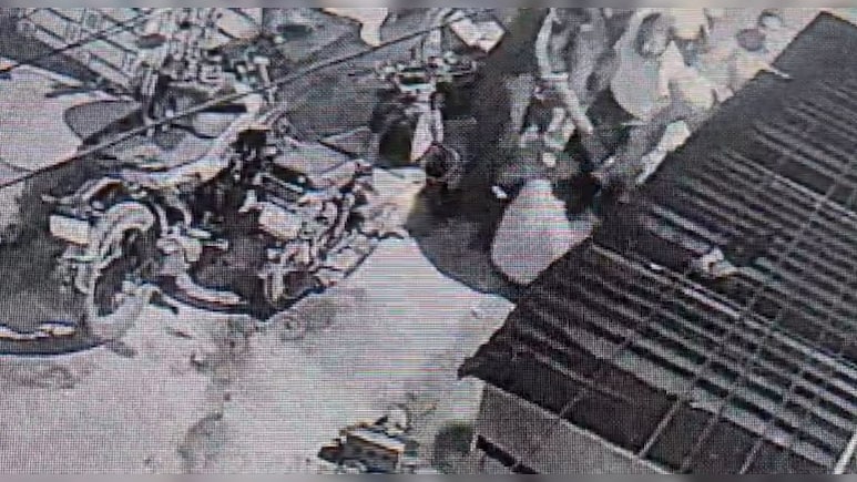 पार्किंग विवाद में टूट पड़े पड़ोसी... हुमा कुरैशी के कजन मर्डर का CCTV सामने आया पार्किंग विवाद में टूट पड़े पड़ोसी... हुमा कुरैशी के कजन मर्डर का CCTV सामने आया