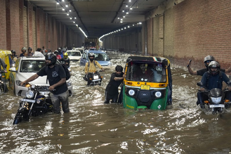 झमाझम बारिश से दिल्ली के कई इलाकों में पानी भरा, AAP नेताओं ने वीडियो शेयर कर तंज कसा