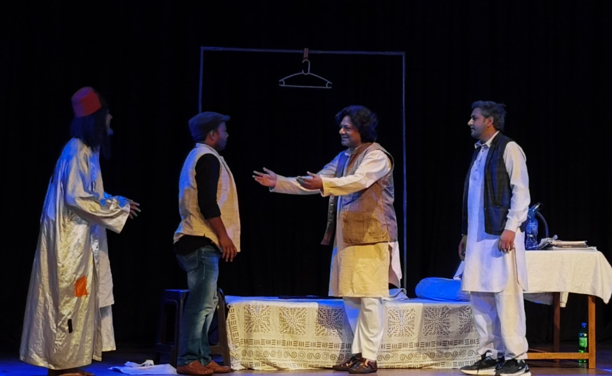 ' जिक्र-ए-इरशाद ' में हुआ ' ठेके पर मुशायरा ', साहित्य के बाजारीकरण पर व्यंग्य