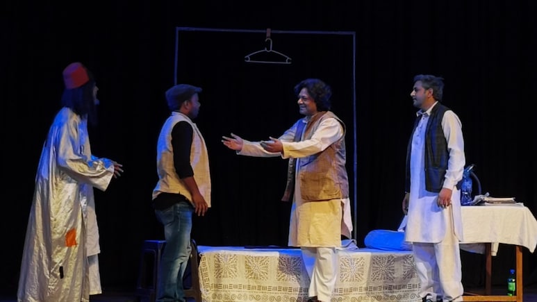 ' जिक्र-ए-इरशाद ' में हुआ ' ठेके पर मुशायरा ', साहित्य के बाजारीकरण पर व्यंग्य