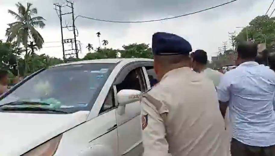 शुभेंदु अधिकारी के काफिले पर अटैक, टीएमसी कार्यकर्ताओं पर आरोप