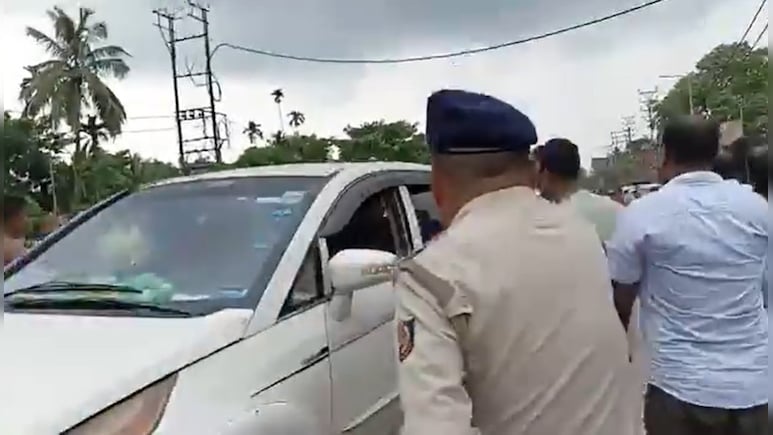 शुभेंदु अधिकारी के काफिले पर अटैक, टीएमसी कार्यकर्ताओं पर आरोप शुभेंदु अधिकारी के काफिले पर अटैक, टीएमसी कार्यकर्ताओं पर आरोप