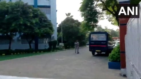 दिल्ली में कौन फैला रहा दहशत? 3 दिनों में 100 बम कॉल, स्कूलों को उड़ाने की ताबड़तोड़ धमकियां
