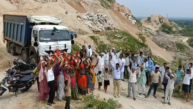 श्रीमाधोपुर में अवैध खनन के दौरान हेवी ब्लास्टिंग से लोगों के घरों में आईं दरारें, दो घंटे तक विरोध प्रदर्शन