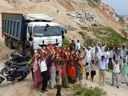 श्रीमाधोपुर में अवैध खनन के दौरान हेवी ब्लास्टिंग से लोगों के घरों में आईं दरारें, दो घंटे तक विरोध प्रदर्शन श्रीमाधोपुर में अवैध खनन के दौरान हेवी ब्लास्टिंग से लोगों के घरों में आईं दरारें, दो घंटे तक विरोध प्रदर्शन