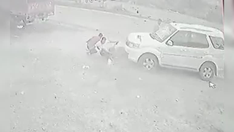 कार से कुचलकर युवक को मारने की कोशिश, फिर डंडों से पीटकर अधमरा किया, CCTV में कैद हुई करतूत 