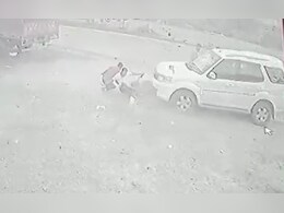 कार से कुचलकर युवक को मारने की कोशिश, फिर डंडों से पीटकर अधमरा किया, CCTV में कैद हुई करतूत  कार से कुचलकर युवक को मारने की कोशिश, फिर डंडों से पीटकर अधमरा किया, CCTV में कैद हुई करतूत