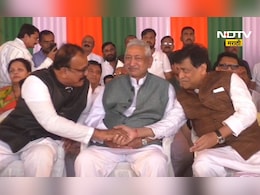 Nanded News: अशोक चव्हाण दिड वर्षानंतर दिसले काँग्रेसच्या व्यासपीठावर, कारण काय? Nanded News: अशोक चव्हाण दिड वर्षानंतर दिसले काँग्रेसच्या व्यासपीठावर, कारण काय?