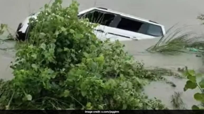 11 Dead, Many Injured As SUV Falls Into Canal In Uttar Pradesh 11 Dead, Many Injured As SUV Falls Into Canal In Uttar Pradesh