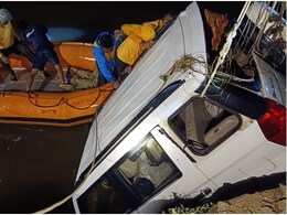 Udaipur Accident: उदयपुर में जानलेवा यूटर्न, अनियंत्रित होकर नदी में जा गिरी कार, 3 लोगों की मौत, 1 लापता Udaipur Accident: उदयपुर में जानलेवा यूटर्न, अनियंत्रित होकर नदी में जा गिरी कार, 3 लोगों की मौत, 1 लापता