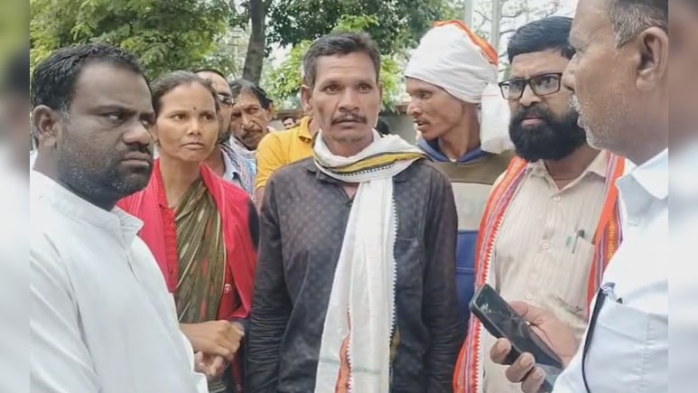 Amravati News: पोलिसांच्या अंगावर कार चढविण्याचा प्रयत्न, माजी आमदारपुत्रासह 400 जणांवर गुन्हा दाखल Amravati News: पोलिसांच्या अंगावर कार चढविण्याचा प्रयत्न, माजी आमदारपुत्रासह 400 जणांवर गुन्हा दाखल