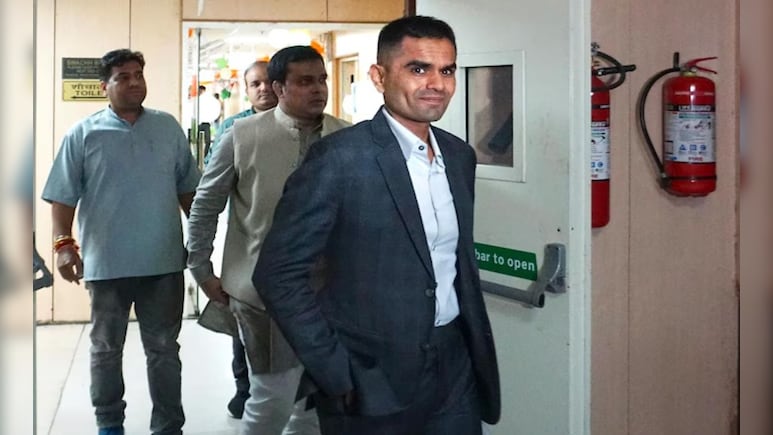 दिल्ली हायकोर्टात समीर वानखेडे जिंकले, आर्यन खान प्रकरणातील अधिकाऱ्याच्या प्रमोशनचा मार्ग मोकळा दिल्ली हायकोर्टात समीर वानखेडे जिंकले, आर्यन खान प्रकरणातील अधिकाऱ्याच्या प्रमोशनचा मार्ग मोकळा