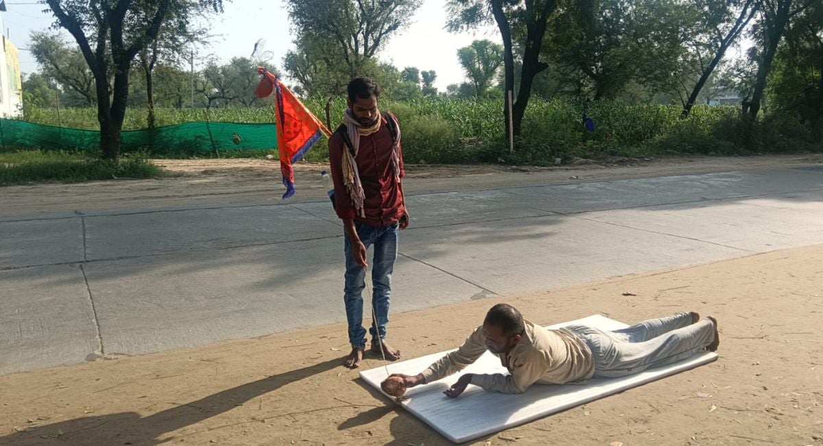 कनक दंडवत करते खाटूश्यामजी पहुंचा श्याम भक्त. कनक दंडवत करते खाटूश्यामजी पहुंचा श्याम भक्त.