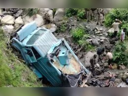 जम्मू कश्मीर के उधमपुर में CRPF के जवानों से भरी गाड़ी खाई में गिरी, दो की मौत 12 घायल  जम्मू कश्मीर के उधमपुर में CRPF के जवानों से भरी गाड़ी खाई में गिरी, दो की मौत 12 घायल