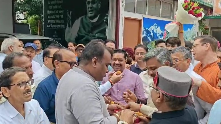 उत्तराखंड पंचायत चुनाव में कौन जीता, कौन हारा, बीजेपी-कांग्रेस ऑफिस में भी जीत का जश्न उत्तराखंड पंचायत चुनाव में कौन जीता, कौन हारा, बीजेपी-कांग्रेस ऑफिस में भी जीत का जश्न