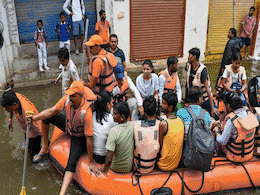 हाल-ए-प्रयागराजः गलियों में बह रही गंगा, तैर रहीं नावें, देखिए जरा हाल-ए-प्रयागराजः गलियों में बह रही गंगा, तैर रहीं नावें, देखिए जरा