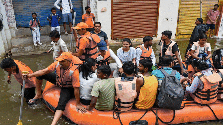 हाल-ए-प्रयागराजः गलियों में बह रही गंगा, तैर रहीं नावें, देखिए जरा हाल-ए-प्रयागराजः गलियों में बह रही गंगा, तैर रहीं नावें, देखिए जरा