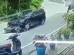 उत्तराखंड में नशे में धुत्त कार चला रहे डिप्टी सीएमओ ने 1 किलोमीटर तक बाइक को घसीटा  उत्तराखंड में नशे में धुत्त कार चला रहे डिप्टी सीएमओ ने 1 किलोमीटर तक बाइक को घसीटा