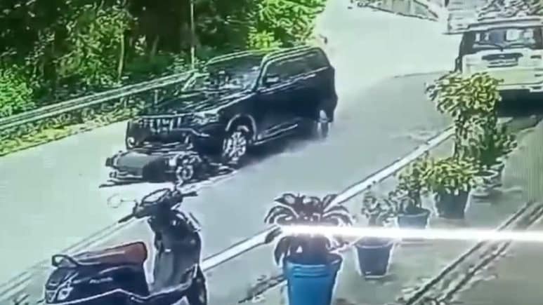 उत्तराखंड में नशे में धुत्त कार चला रहे डिप्टी सीएमओ ने 1 किलोमीटर तक बाइक को घसीटा उत्तराखंड में नशे में धुत्त कार चला रहे डिप्टी सीएमओ ने 1 किलोमीटर तक बाइक को घसीटा